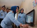 Kakanwil Kemenkumham Jatim Susy Susilawati menunjukkan salah satu sarana layanan publik berbasis HAM di kantornya