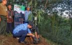 Bupati Cak Ipin saat menanam pohon bambu di Hotan Kota Trenggalek