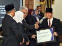 Bupati Mochamad Nur Arifin saat menerima penghargaan untuk Pemkab Trenggalek dari BPK RI