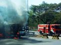 Bus terbakar di Gate Tol Sidoarjo 2 arah Porong (foto-foto: Istimewa)