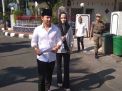 Cak Ipin dan Novita, istrinya saat berjalan kaki ke TPS untuk mencoblos