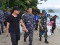 Bersihkan Sampah di Pantai Mutiara Trenggalek, Penyelam TNI Dilibatkan