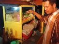 Cak Ngantuk, penjual nasi goreng di Pasuruan dengan aksi aneh