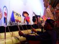 Persatuan Dalang Indonesia Gresik Ki Puguh Prasetyo saat menampilkan wayang Doraemon hingga SpongeBob