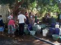 Air bersih dari BPBD untuk warga Dusun Kuncian, Desa Jurangjero, Kecamatan Gading, Kabupaten Probolinggo