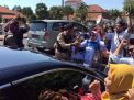 Demo Sistem Zonasi, Emak-emak di Surabaya Hadang Mobil Berplat Merah