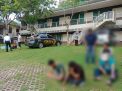Proses penggerebekan rumah diduga tempat produksi sabu di Taman Dayu, Pasuruan 