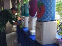 Salah satu staff Pemkab Trenggalek saat mengisi ulang botol air minum sebagai bentuk diet plastik