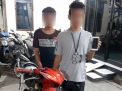 Dua bandit jalanan ingusan saat diamankan di Mapolsek Sukolilo, Surabaya