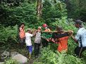Proses evakuasi jasad wisatawan kedua yang hilang terseret air Sungai Coban Cinde, Malang