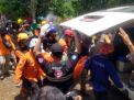 Tim SAR gabungan mengevakuasi salah satu jenazah korban longsor di Nganjuk