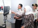 Gubernur Jatim Khofifah Indar Parawansa saat mengecek alat pendeteksi suhu tubuh di Terminal 2 Bandara Internasional Juanda