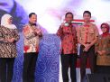 Mendagri Tito Karnavian bersama Menkopolhukam Mahfud MD dan Gubernur Khofifah saat peluncuran layanan atau mesin ADM di Grand City Surabaya