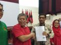 Ketua DPD PDIP Kusnadi menyerahkan SK kepada Machfud Arifin.