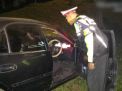 Petugas PJR Polda Jatim mengevakuasi mobil Mitsubishi Galant di Tol Sidoarjo