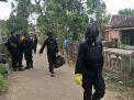 Tim Jibom Brimob Polri mengamankan barang bukti dari lokasi ledakan di Pasuruan