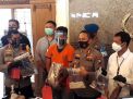 Gilang dihadapkan ke kamera wartawan di Mapolrestabes Surabaya