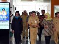 Gubernur Khofifah didampingi pejabat Pemprov Jatim dan Pemkot Surabaya menjenguk Wali Kota Risma di RSU dr Soetomo