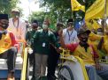 Gus Ipul-Adi Daftar ke KPU Kota Pasuruan Mengayuh Becak Wisata