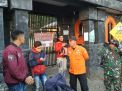 Petugas melakukan penutupan jalur pendakian dari pintu Cemorosewu akibat hutan di Gunung Lawu yang terbakar, Selasa (11/9/2018)