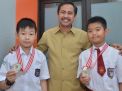 Kepala Dinas Pendidikan Surabaya ketika bertemu dengan dua pelajar yang akan berlaga di China, Selasa (18/9/2018).