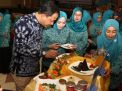 Bupati Ipong bersama istrinya saat mencicipi berbagai menu makanan peserta Lomba Cipta Menu di Gedung Sasana Praja, Kabupaten Ponorogo, Kamis (20/9/2018). 