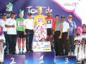 Peraih podium etape pertama Tour de Banyuwangi Ijen berfoto bersama Bupati Anas dan para tamu undangan.