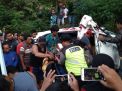 Polisi melakukan evakuasi korban lakalantas tunggal di leter S Trenggalek