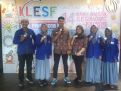 Keempat Santri Ponpes Zainul Hasan Genggong (berseragam biru) saat menerima penghargaan juara ketiga dalam ajang Kuala Lumpur Engineering Science Fair (KLESF) 2018 di Negeri Jiran Malaysia