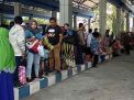 Masyarakat Ponorogo menunggu kedatangan bus/ foto dokumen