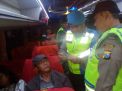 Petugas gabungan mengecek identitas penumpang ke Jakarta