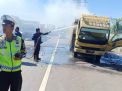 Petugas padamkan api yang membakar truk di Tol Sidoarjo