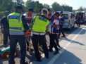 Petugas evakuasi korban kecelakaan di Tol Pasuruan
