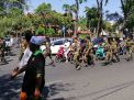 Massa Banser meninggalkan PN Surabaya sehabis bentrok dengan FPI 