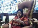 Tri Rismaharini di ruang kerja Wali Kota Surabaya