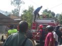 Petugas PMK dan warga berupaya memadamkan api yang membakar rumah Mbah Nur