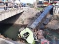 Truk Tabrak Pagar Jembatan dan Terjun ke Sungai, 3 Orang Terluka
