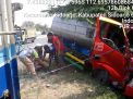 Truk tangki air minum setelah mengalami kecelakaan di Tol Sidoarjo
