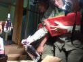 Petugas menyita sejumlah miras dari sebuah toko di Kota Blitar 