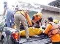 Evakuasi jenazah yang ditemukan terapung di Sungai Menang, Ponorogo