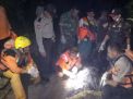Petugas gabungan evakuasi mayat yang ditemukan di Sungai Bengawan Solo