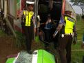 Petugas evakuasi penumpang Bus Restu yang terguling di Tol Sidoarjo