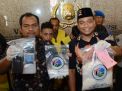 Kasatresnarkoba Polrestabes Surabaya, AKBP Memo Ardian tunjukkan bb narkoba yang disita pihaknya