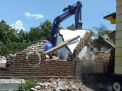 Rumah yang dirubuhkan oleh alat berat atas permintaan istri di Ponorogo 