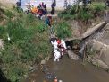 Petugas dan warga mengevakuasi korban yang ditemukan tewas di sungai