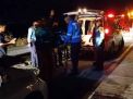 Petugas mengevakuasi korban yang terluka di Tol Gempol-Pasuruan