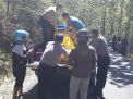 Polisi mengevakuasi kecelakaan di Ponorogo