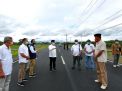 Bupati Banyuwangi Abdullah Azwar Anas saat mengecek pembangunan jalan alternatif Genteng-Gambiran