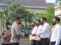 Penghargaan diberikan Kapolrestabes Surabaya, Kombes Pol Jhonny Eddizon Isir