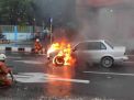 Mobil yang terbakar di Jalan Adityawarman, Surabaya pada Sabtu (27/2/2021)
